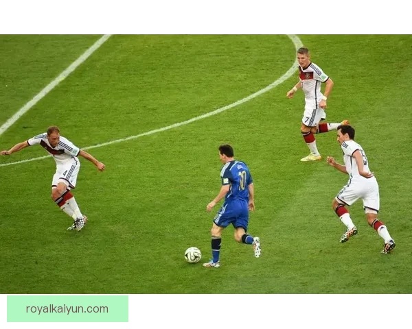 德保罗的传球艺术在世界杯中的表现亮眼，助力阿根廷强攻相继得分